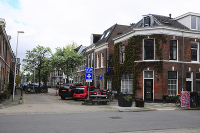 904173 Gezicht in de Bekkerstraat te Utrecht, vanaf de kruising met de Griftstraat, uit het noorden. Rechts het ...